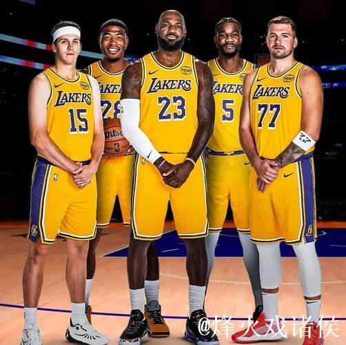 雷迪克公布湖人新赛季首发阵容:詹姆斯、戴维斯领衔,拉塞尔、里夫斯、八村垒在列 雷迪克公布湖人新赛季首发阵容:詹姆斯、戴维斯领衔,拉塞尔、里夫斯、八村垒在列